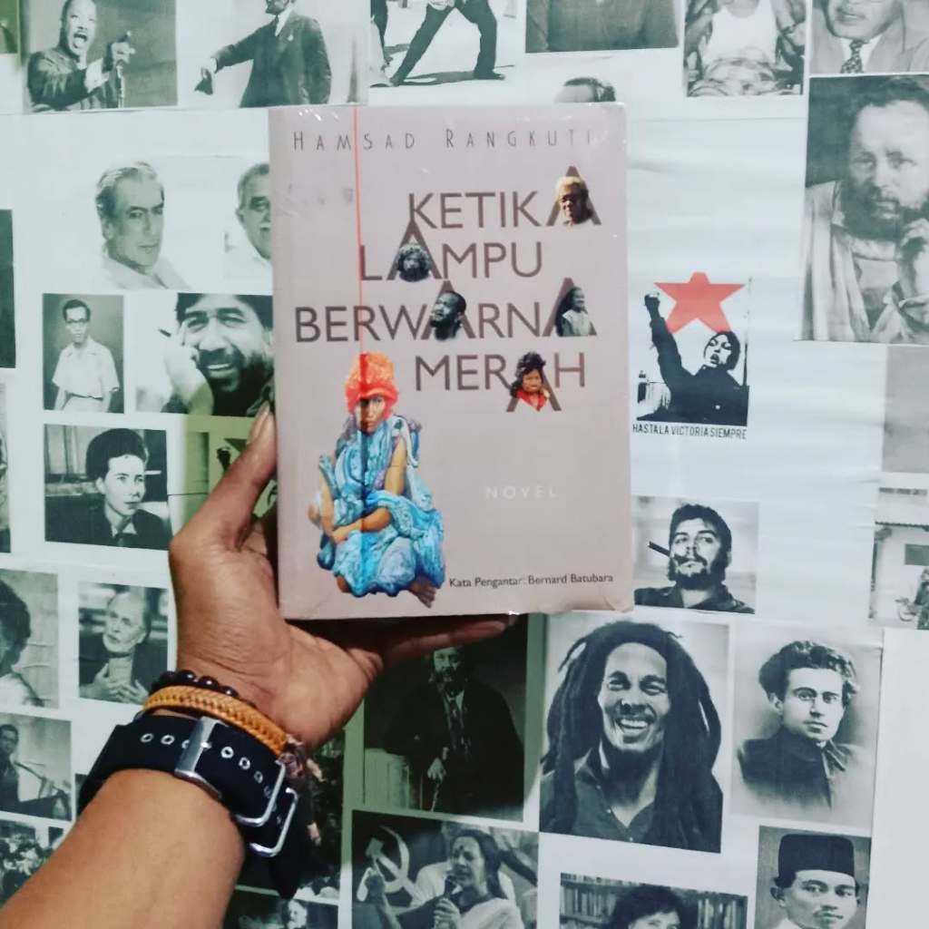 Hamsad Rangkuti Maukah Kau Menghapus Bekas Bibirnya di Bibirku dengan Bibirmu | Ketika Lampu Berwarn