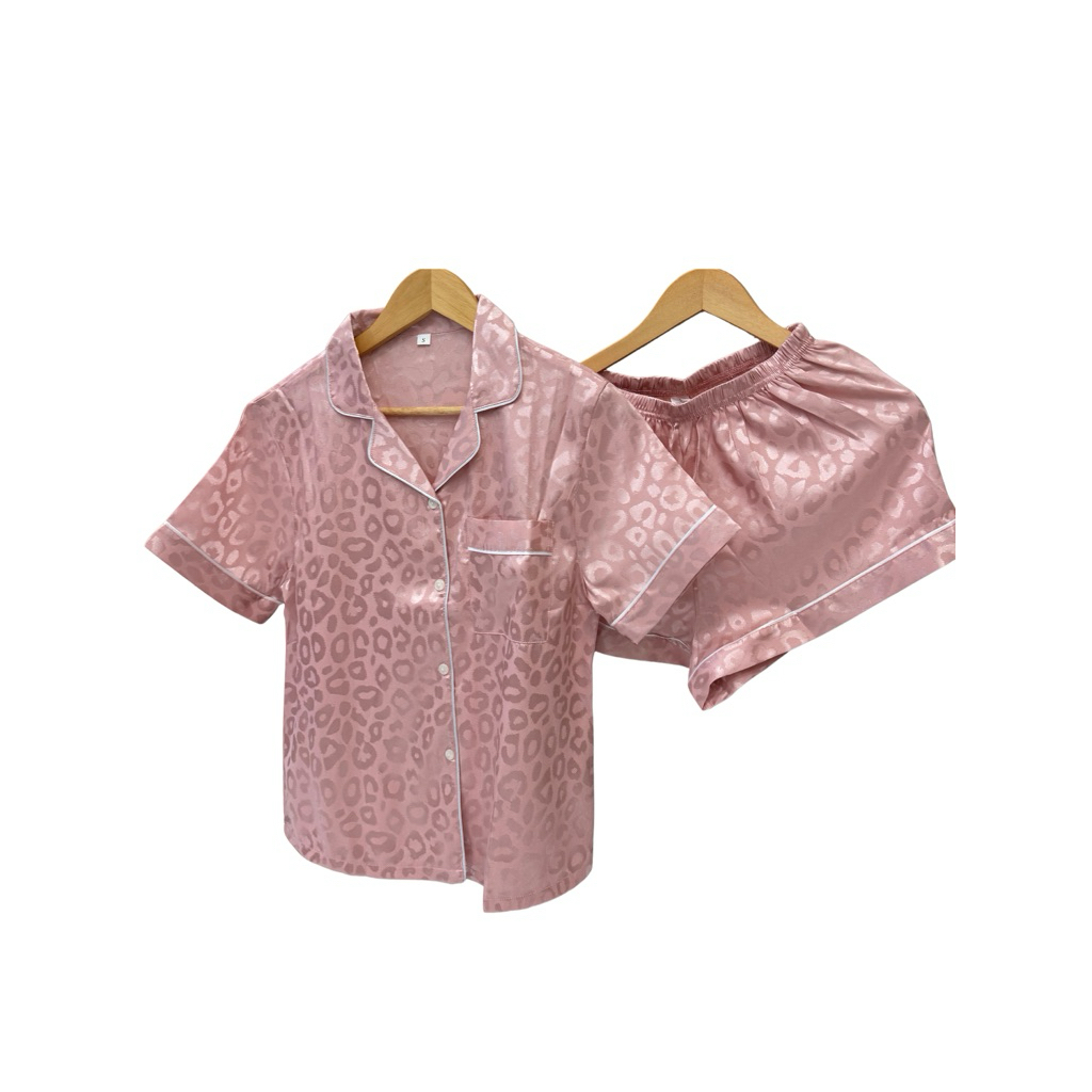 Piyama Satin Wanita Motif Leopard Pink – Setelan Baju Tidur Wanita Lengan Pendek Celana Pendek Adem 