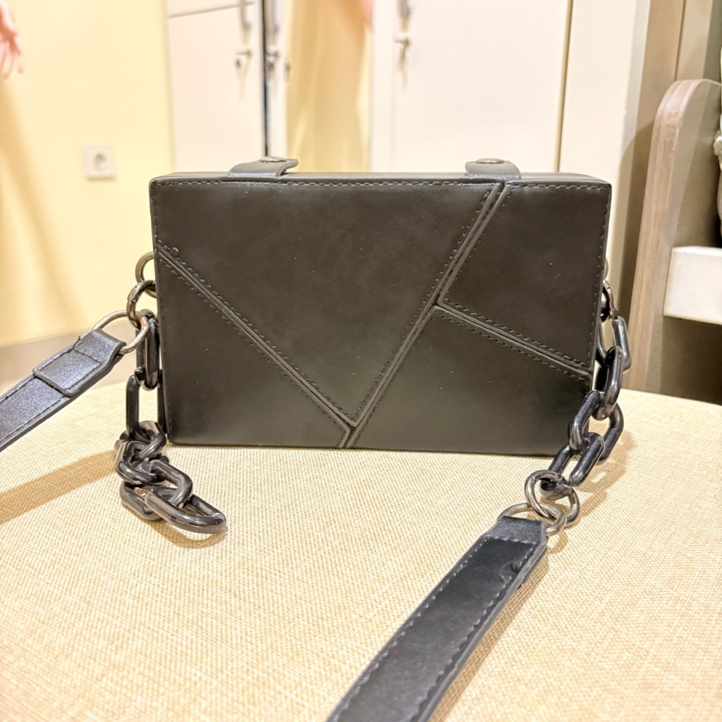 PRELOVED TAS KULIT SLING BAG WANITA KOTAK HITAM