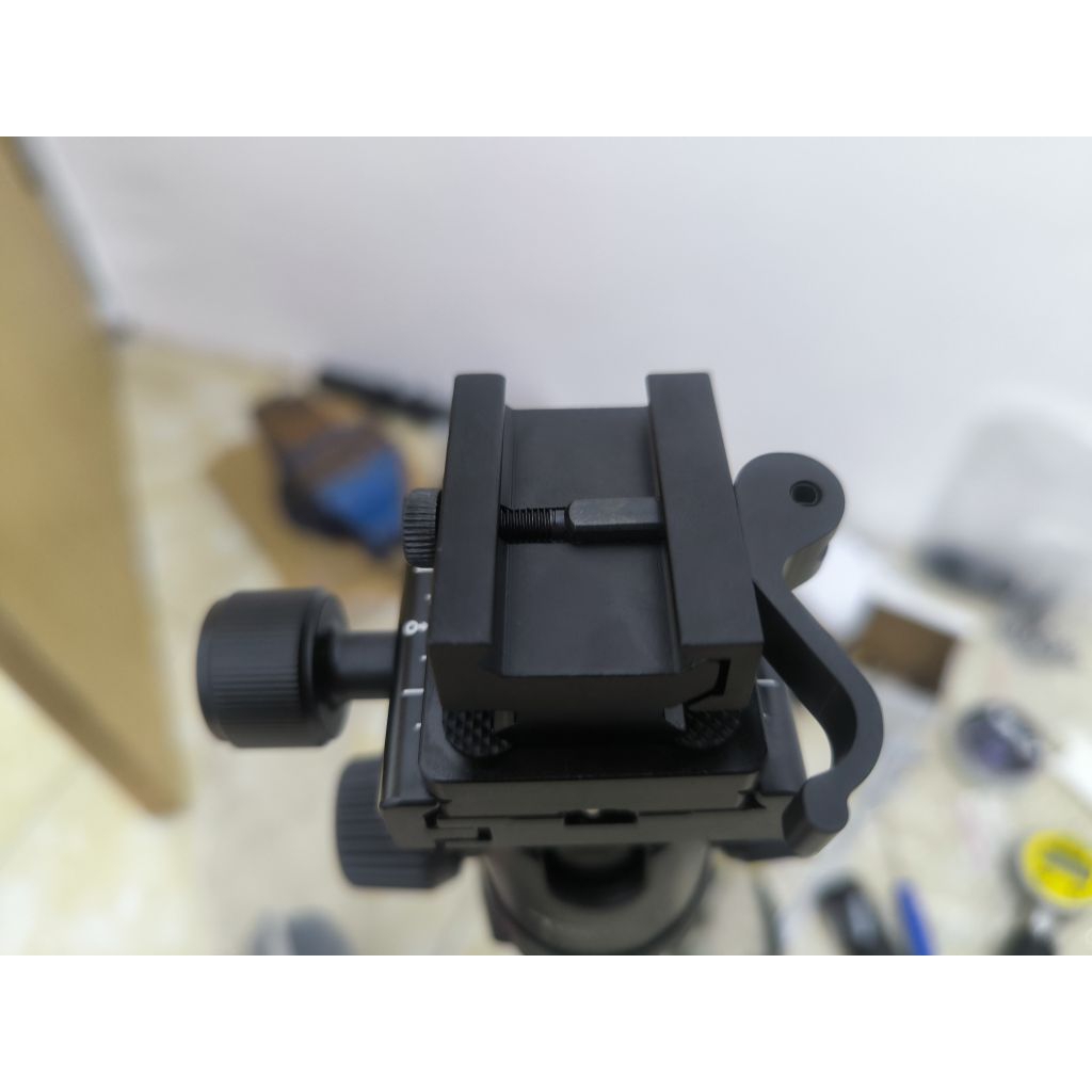 Adaptor jepit untuk tripod. adaptor jepit picantiny