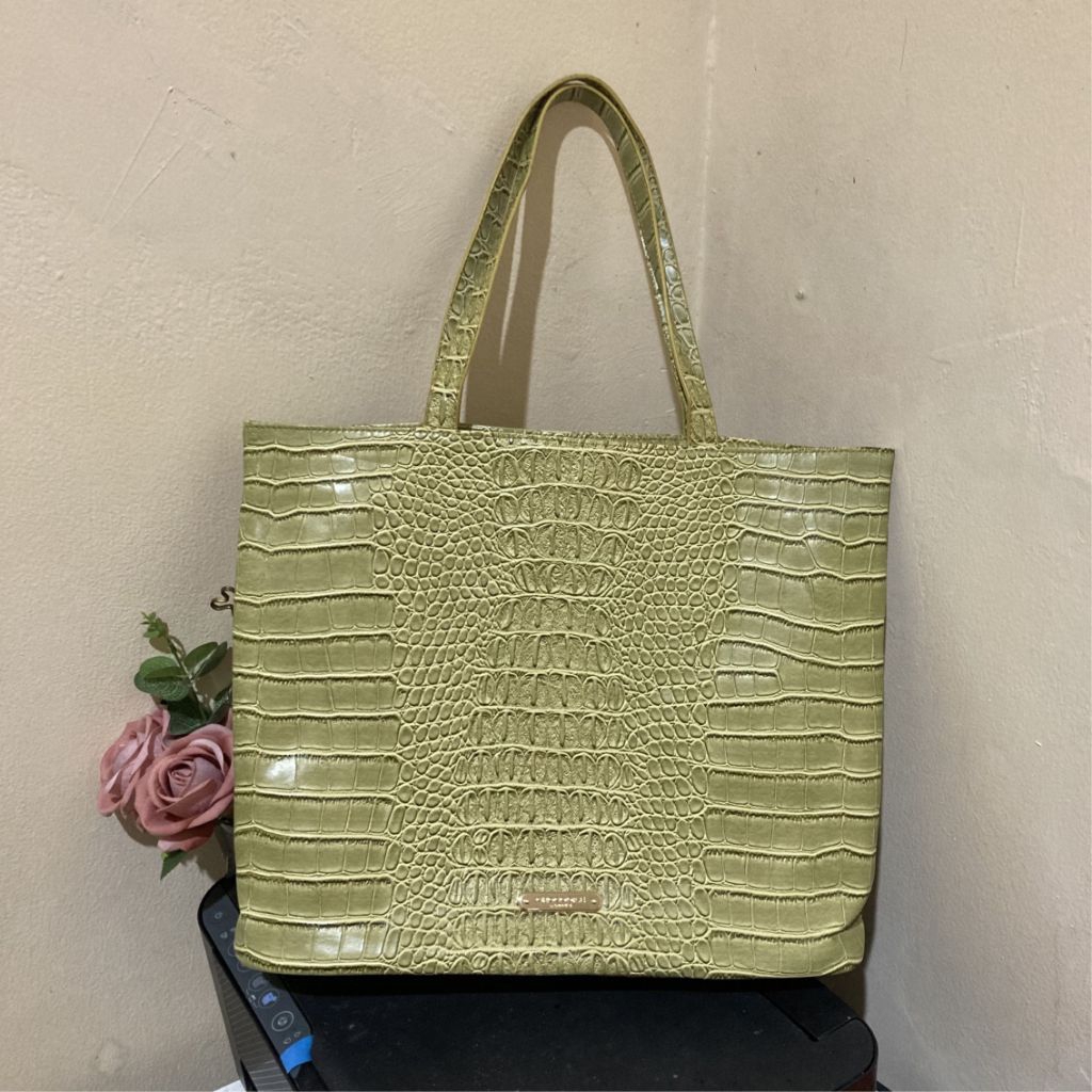 preloved tas totebag crocodile hijau sage like new NO NEGO