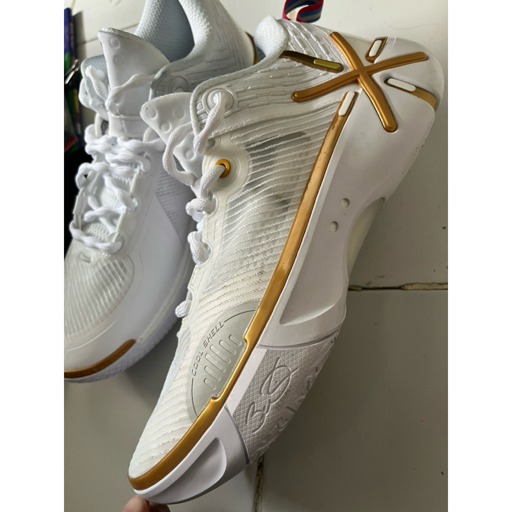 Sepatu Lining Wide shadow 6 warna LIMITED EDITION PUTIH dijual kekecilan ukuran 41