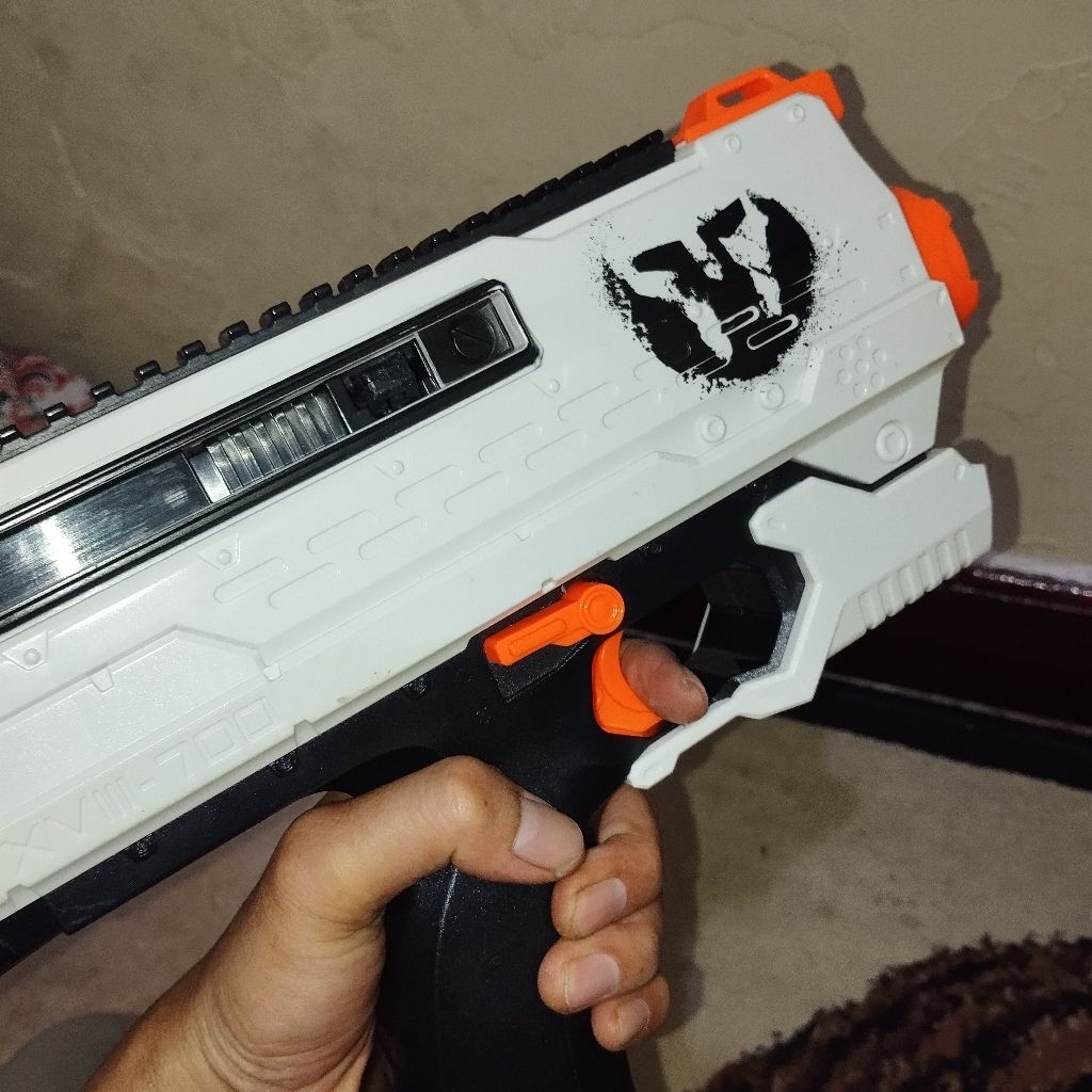 Nerf Rival Helios XVIII-700 dari seri Phantom Corps