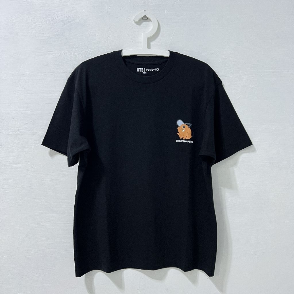 Kaos Uniqlo UT x Chainsaw Man edisi Chainsaw Devil (Pochita). Bahan cotton premium, warna hitam, pot