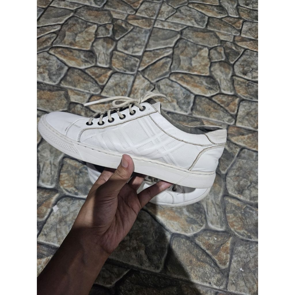 sepatu putih kulit DAKS