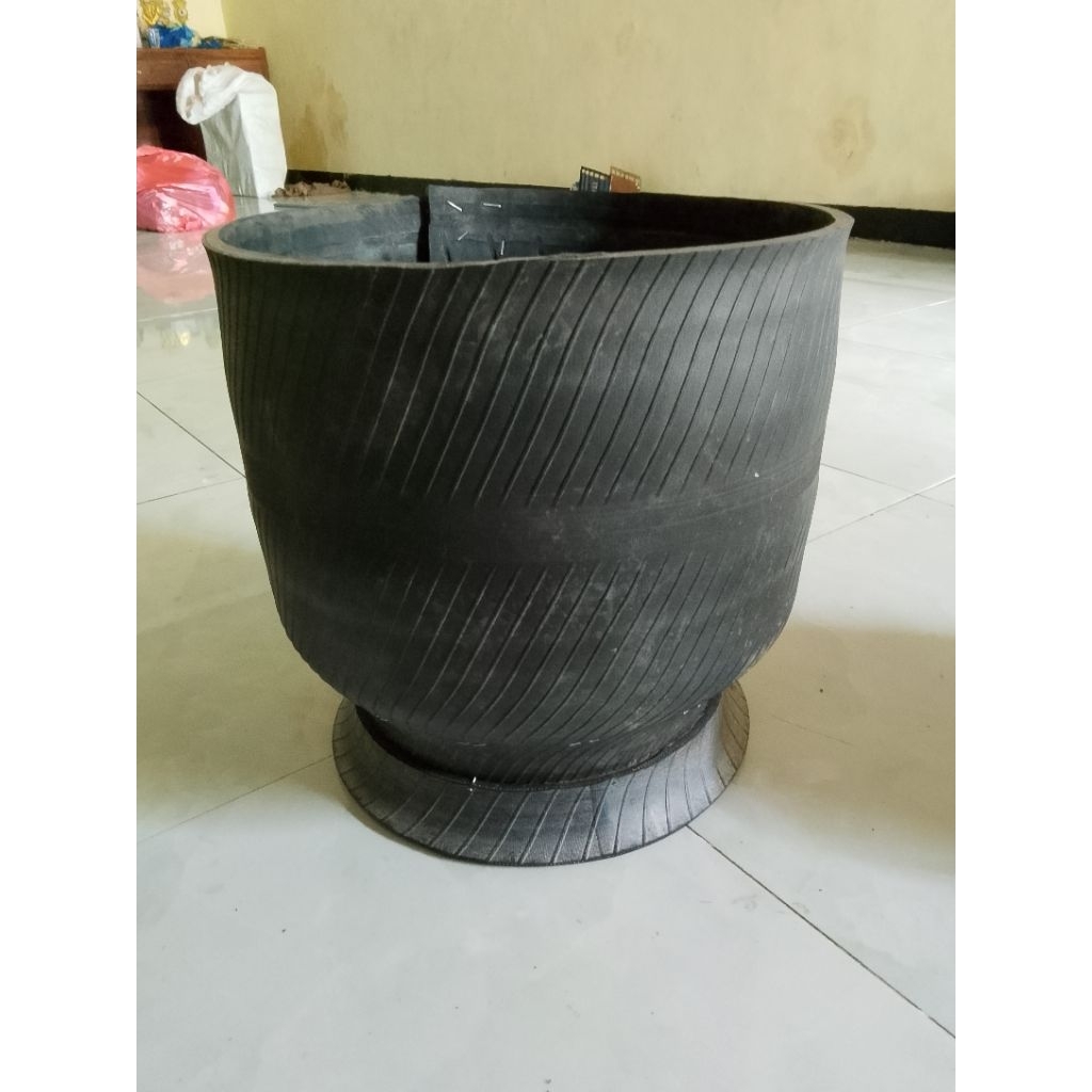 pot bunga karet ban ukuran tanggung polos hitam tanpa cat...