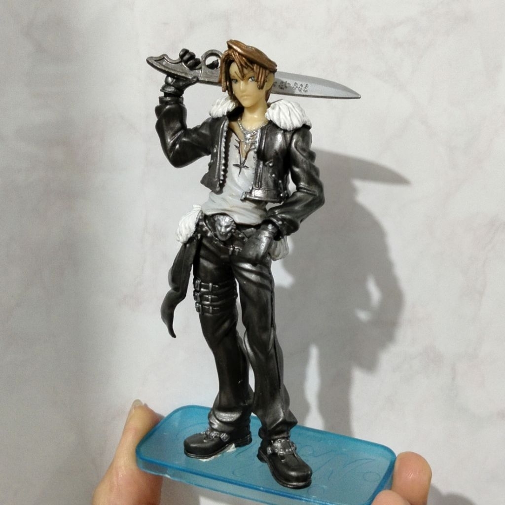 Figur Final Fantasy VIII Squall Leonhart Custom Gunblade & Base – Figure Metalic Color 13 cm Like Ne