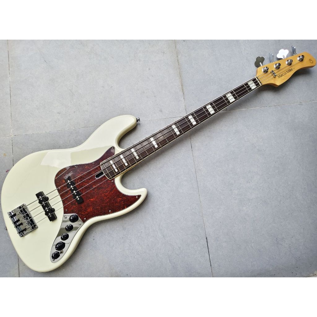 bass Sire V7 1st Gen antique white alder body