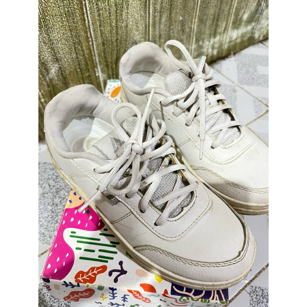Preloved Sepatu Aero Street Putih