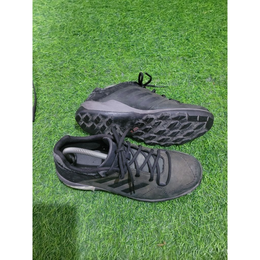sepatu outdoor adidas traxion size 40