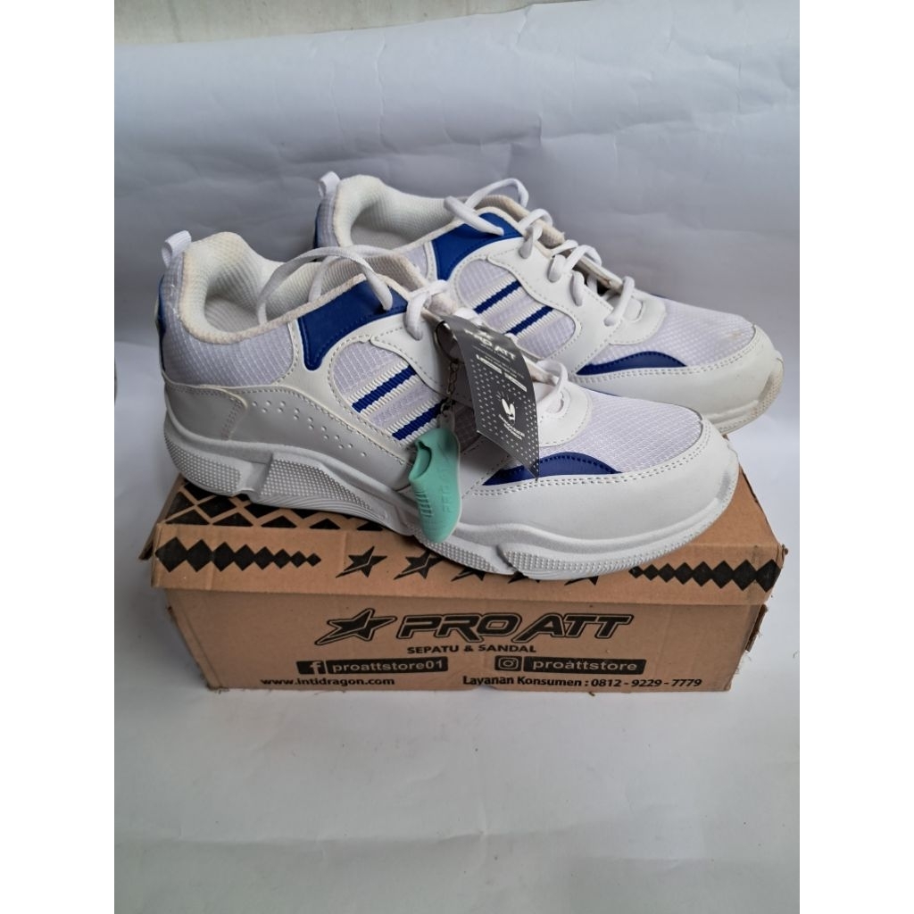 sepatu volly pria putih/biru merk pro-att