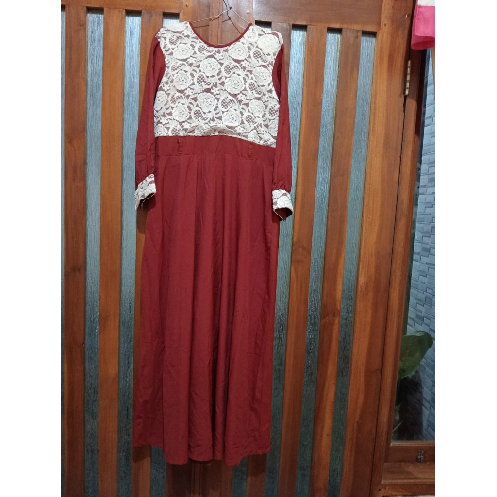 PRELOVED DRESS BRUKAT MERAH BATA