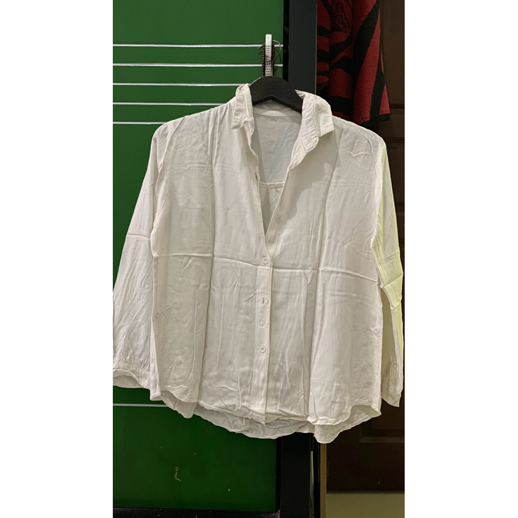 Preloved atasan baju kemeja putih bw polos bahan rayon bydillah