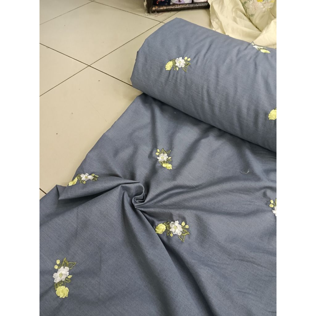 KAIN KATUN KOTAK BORDIR MOTIF BUNGA TABUR WARNA DASAR ABU DENIM