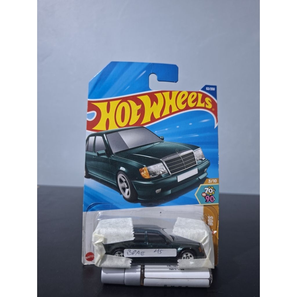 Hot Wheels Mercedes-Benz 500 E dari seri "HW 70s VS 90s