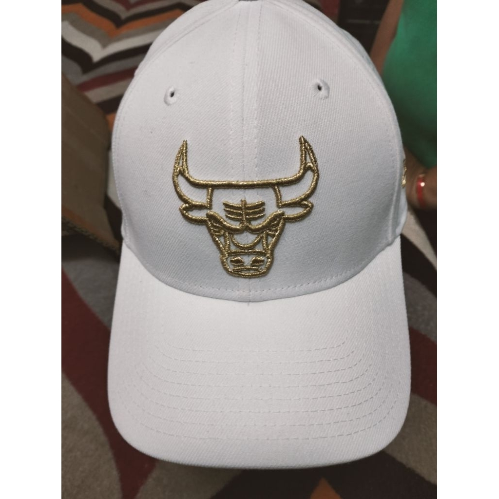 Topi New Era 39THIRTY Chicago Bulls Outlined Gold White M/L