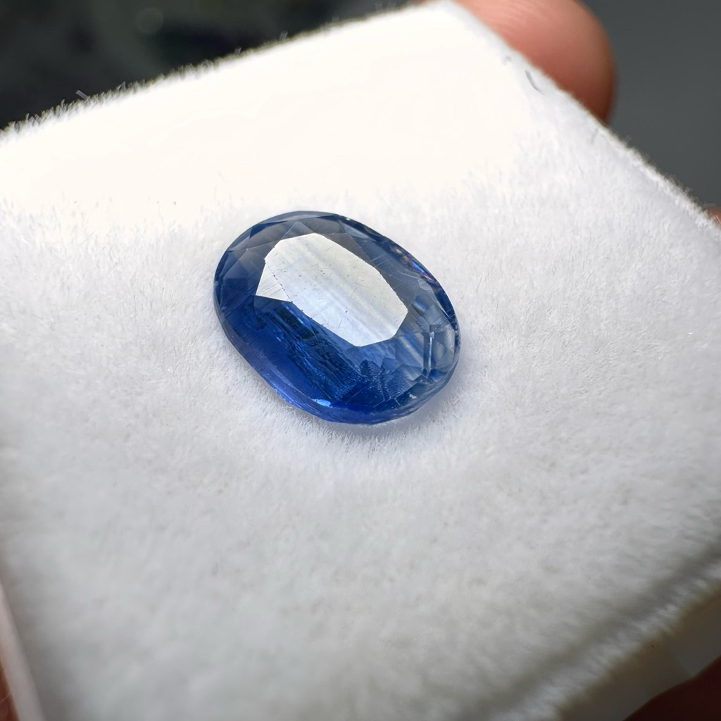 Natural kyanite 8x 6 x 3 mm