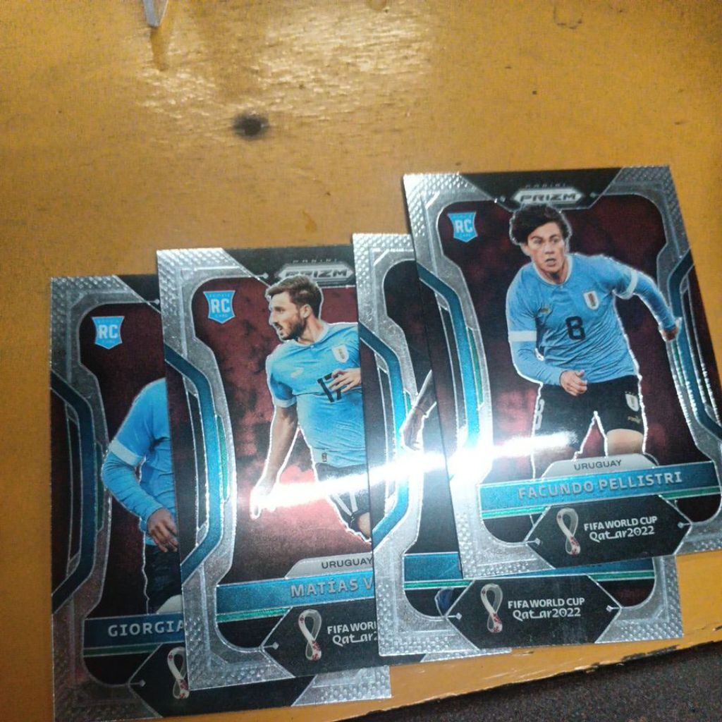 kartu bola panini prizm world cup 2022 Uruguay base card