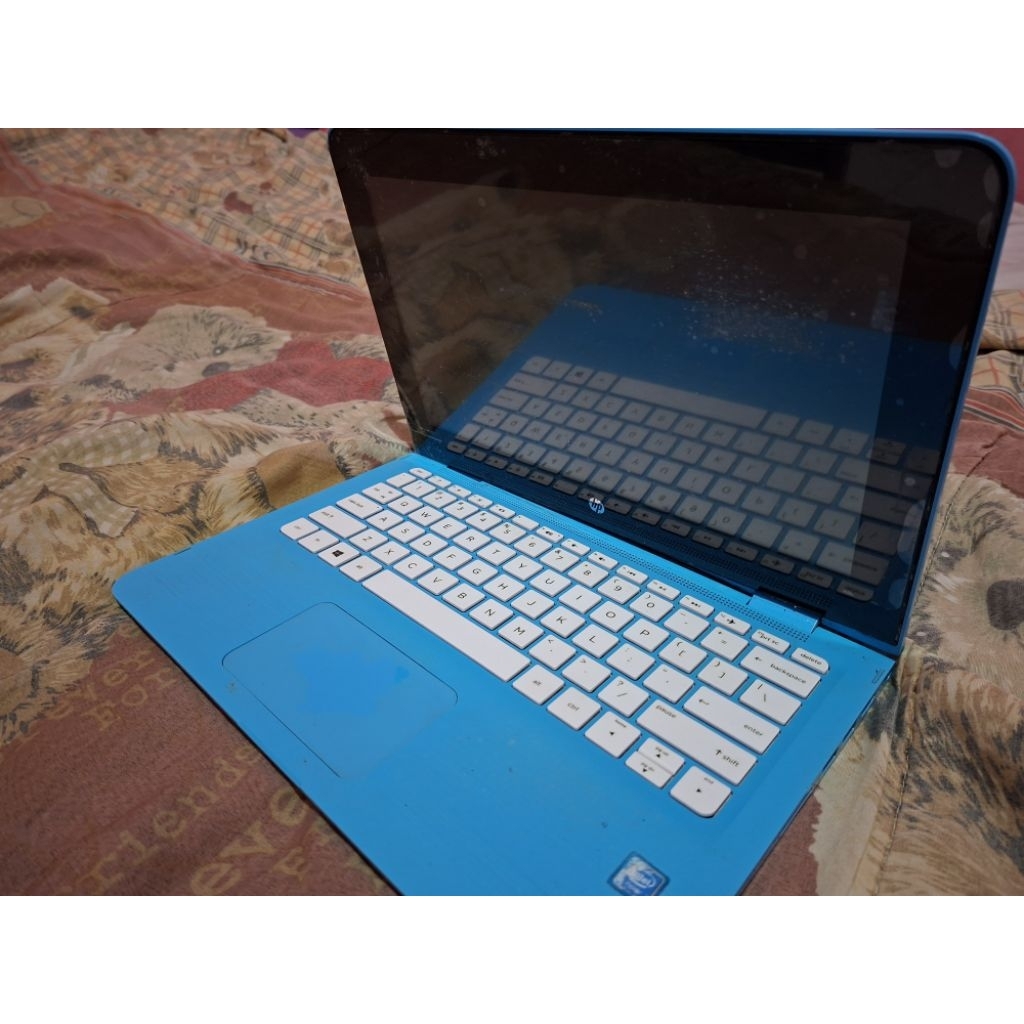 Laptop bekas merk HP warna biru