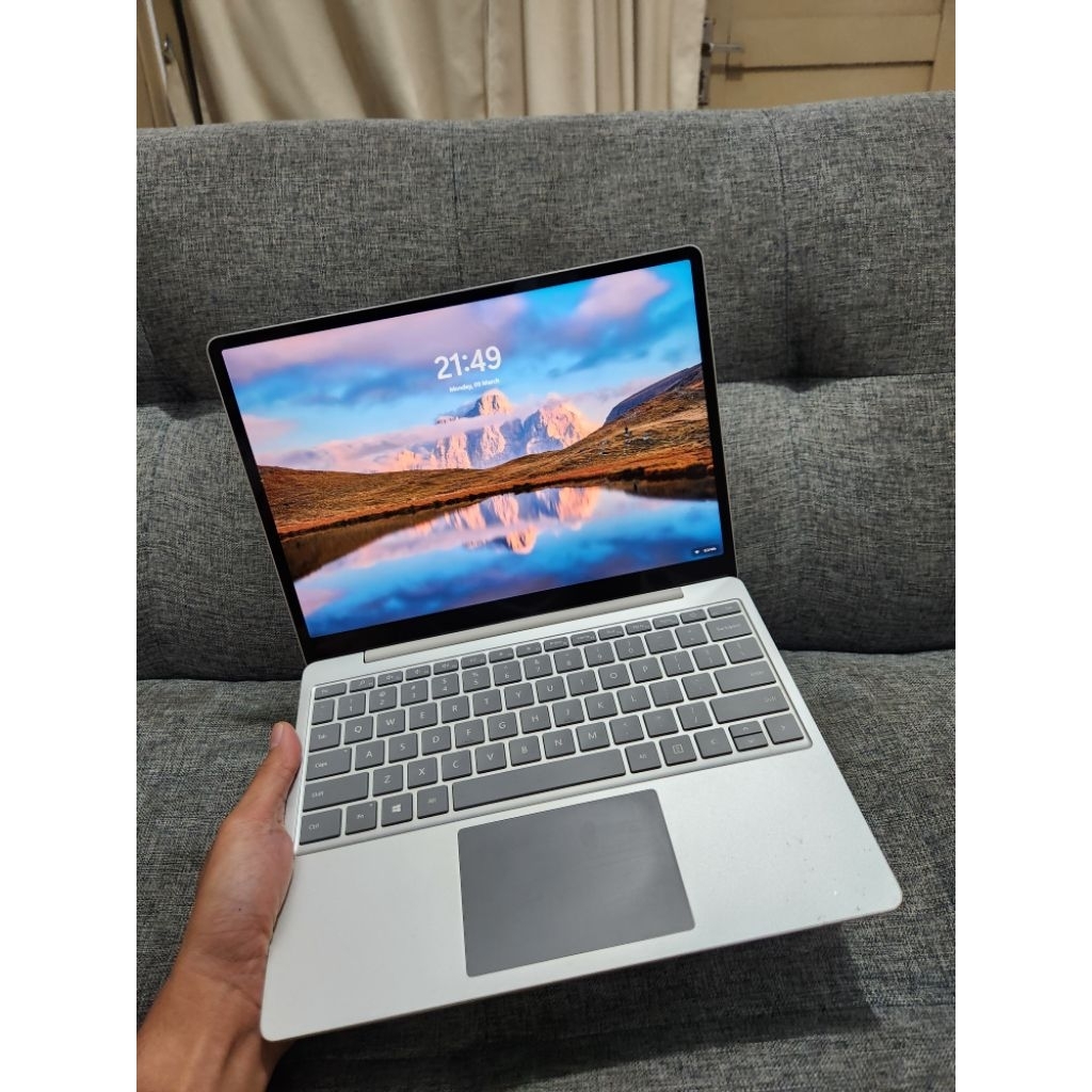 Microsoft Surface Laptop Go