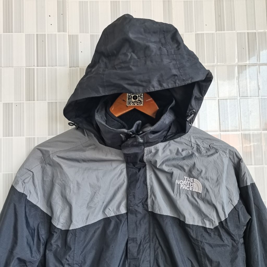 1453. JAKET OUTDOOR TNF SERI HEAVEN WARNA ABU ABU HITAM DOUBEL INNER SIZE L PRELOVED