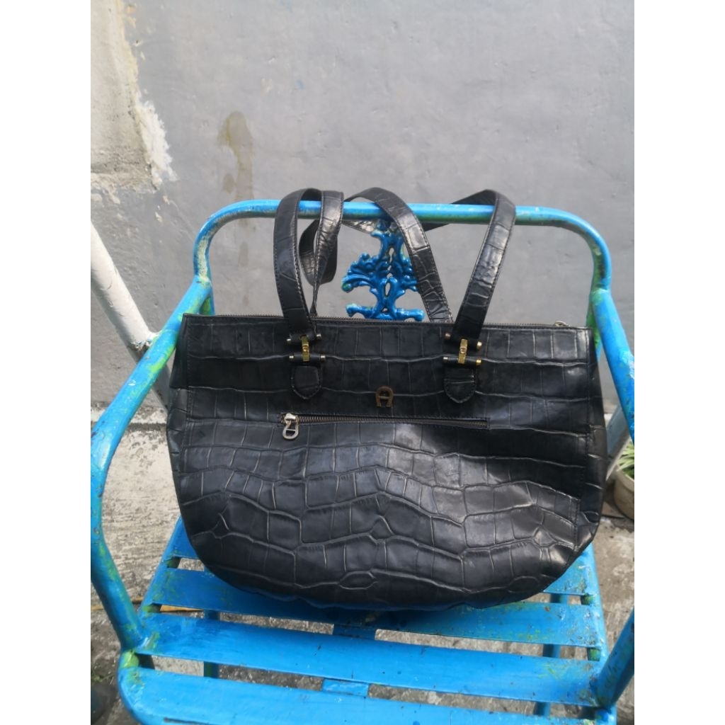 colectible vintage shoulder bag aigner