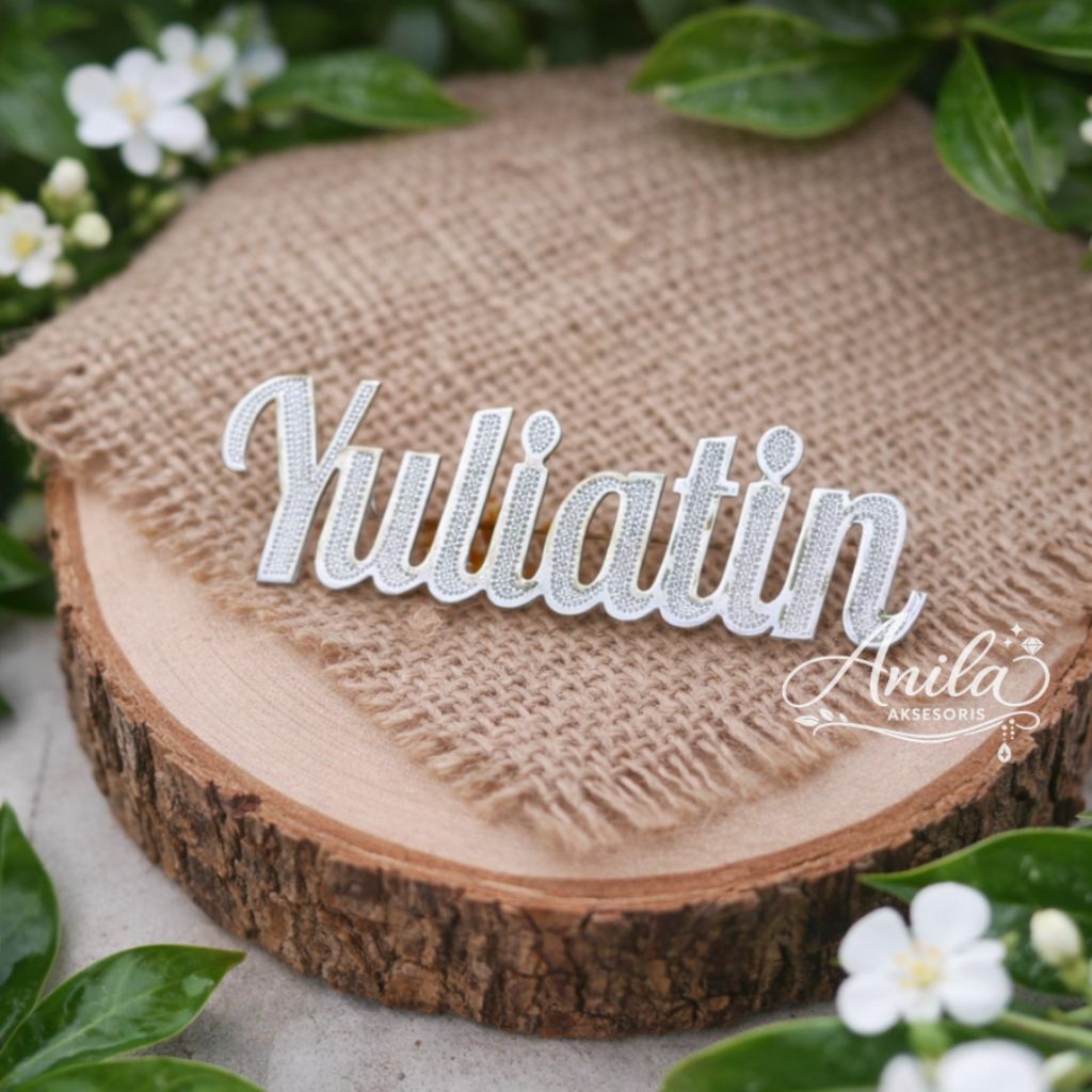 Bros Nama Custom Kuningan | Pin Nama Grafir Premium Lapis Emas | Bros Grafir Gaya Font Simple