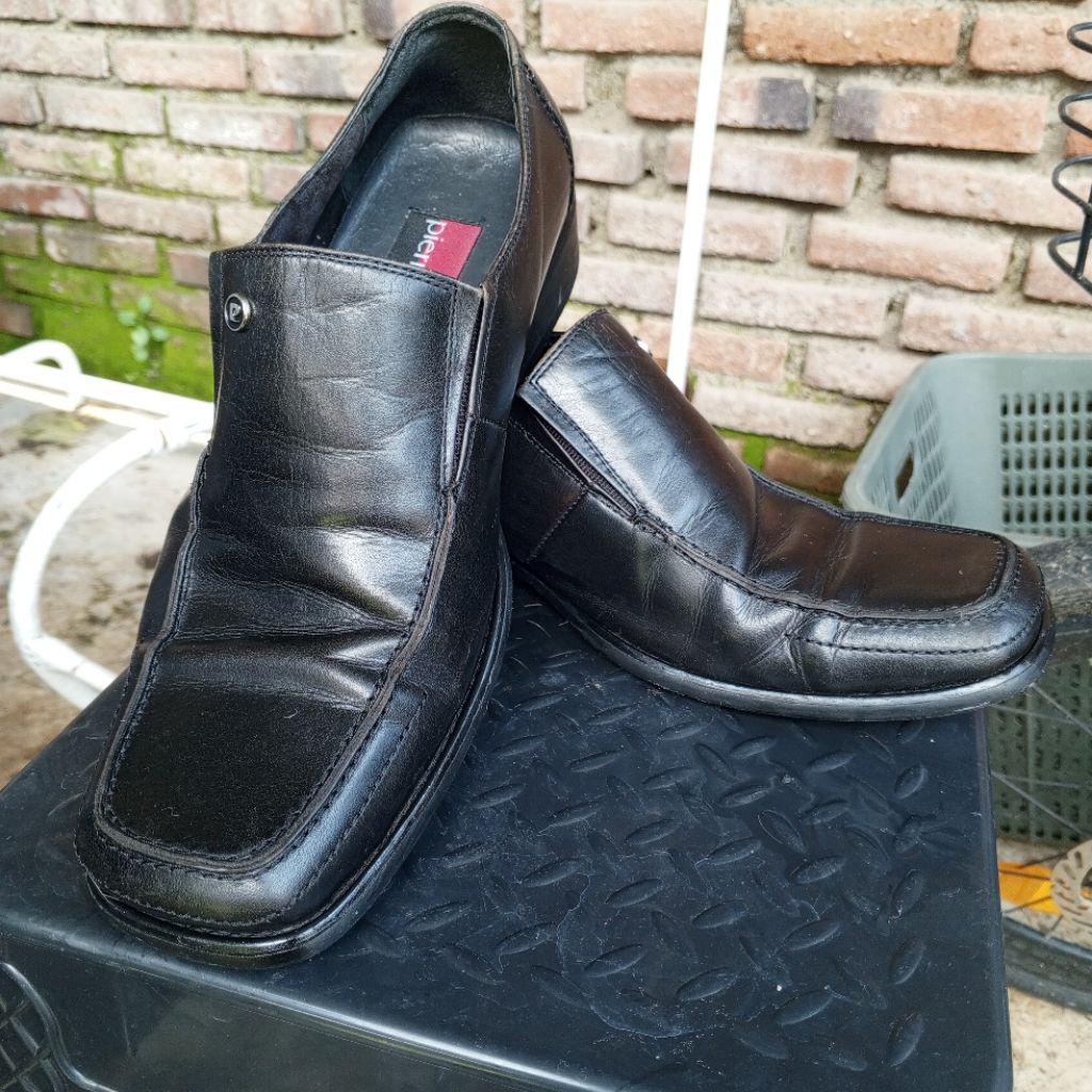 Sepatu fantofel merk Pierre Cardin Paris original