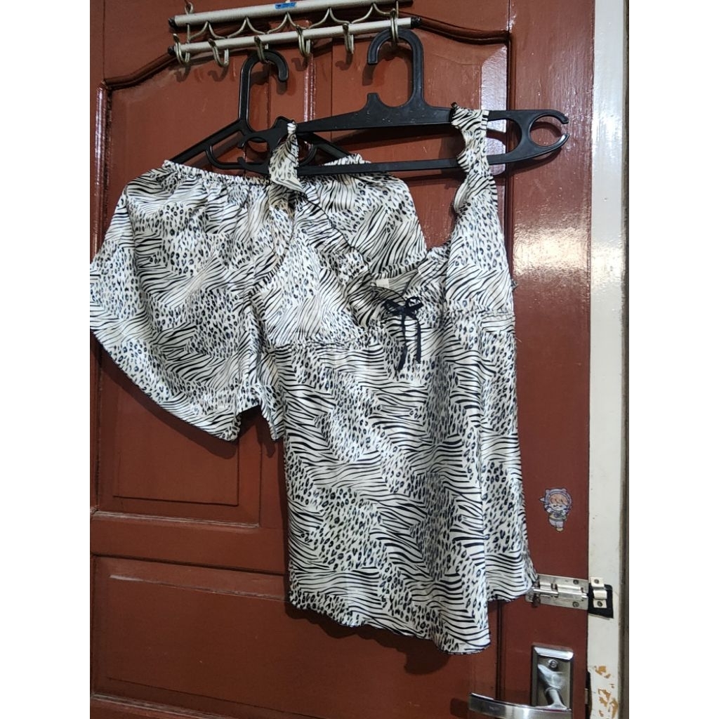 Set Baju Celana Tidur Pendek Motif Loreng- Preloved