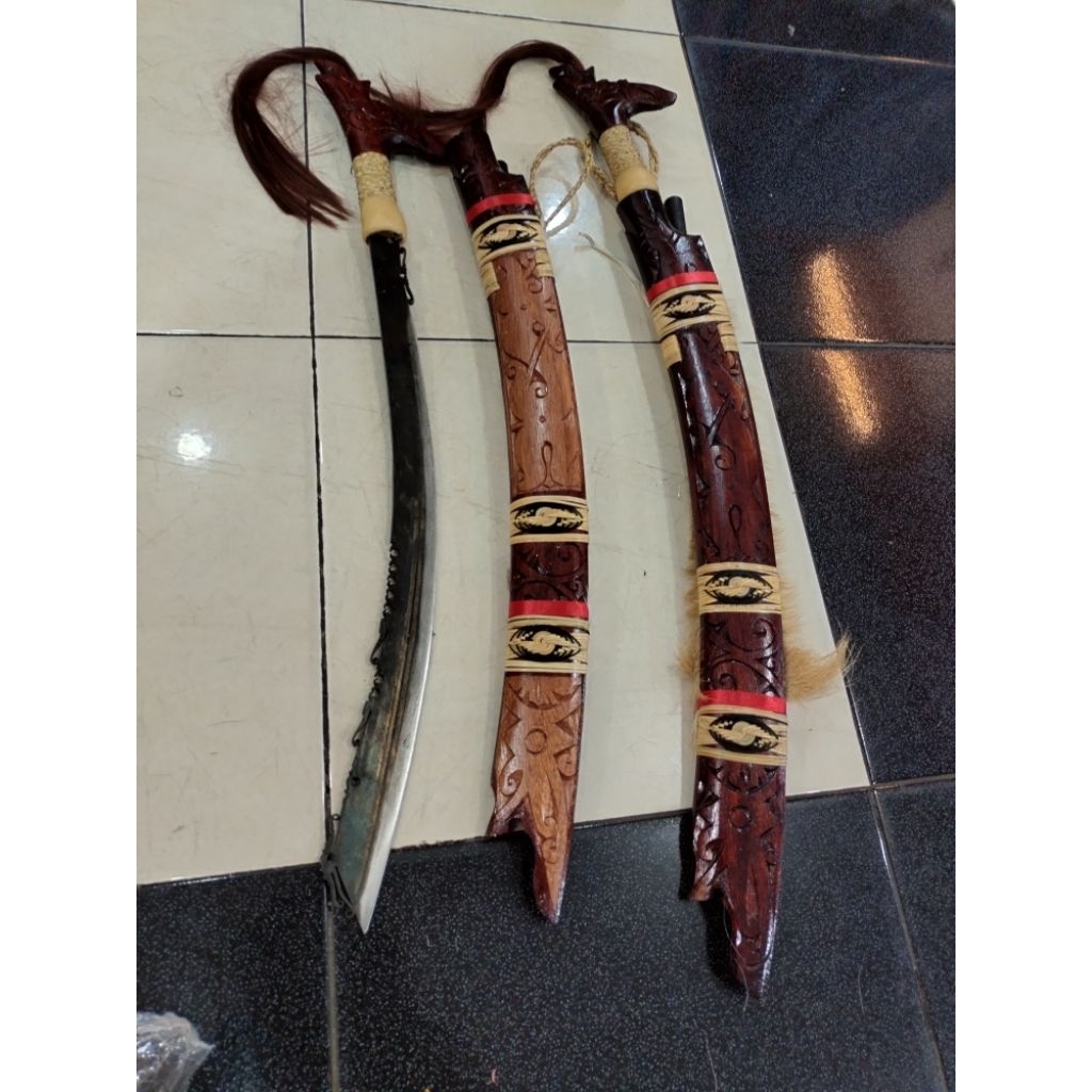 PAJANGAN DINDING MANDAU KHAS KALIMANTAN - MANDAU ASLI DAYAK KALIMANTAN