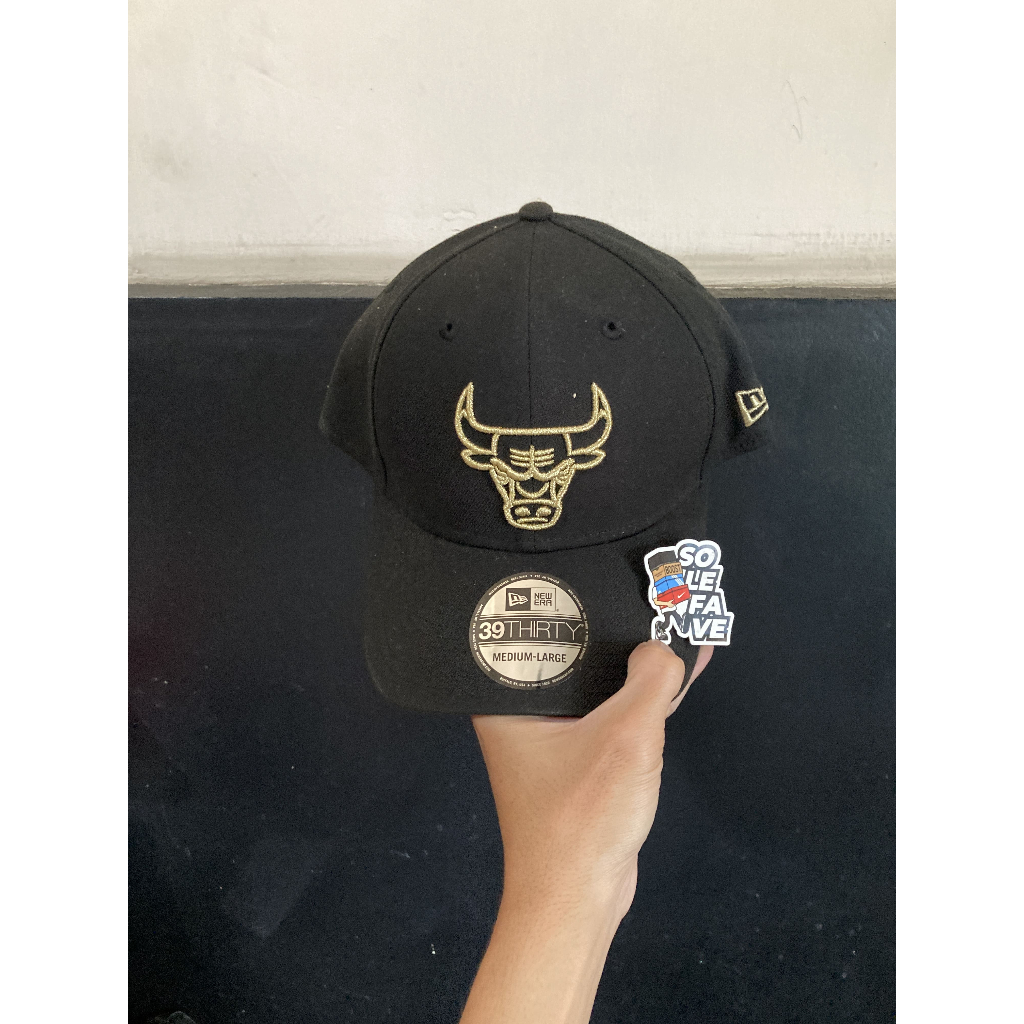 TOPI NEW ERA 3930 X NBA CHICAGO BULLS OUTLINED Black Gold ORIGINAL NO BOX