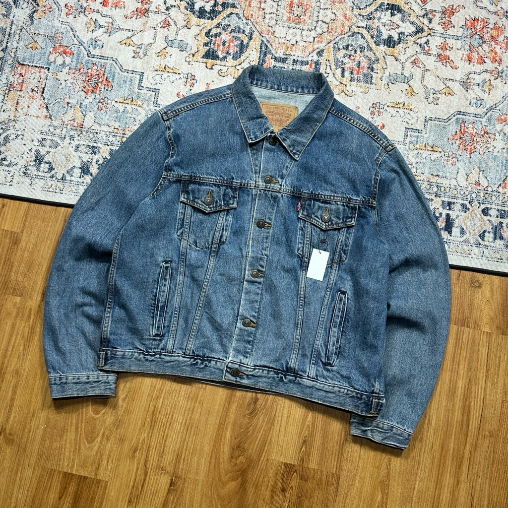 LEVIS DISTRESSED TRUCKER JEANS SECOND