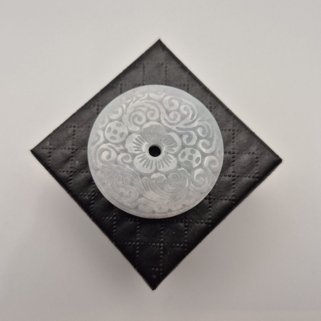 Liontin Giok Burma Type A Putih Donat Carving