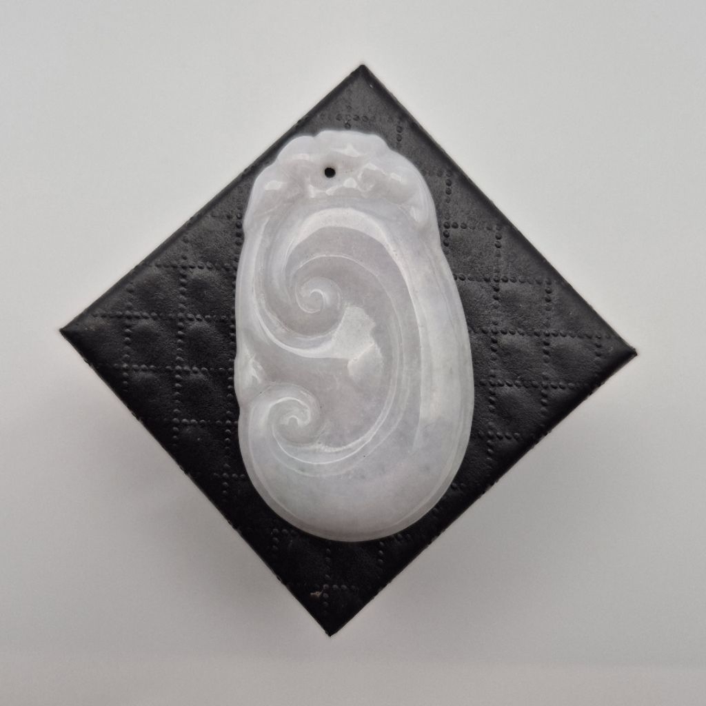 Liontin Giok Burma Type A White Ruyi