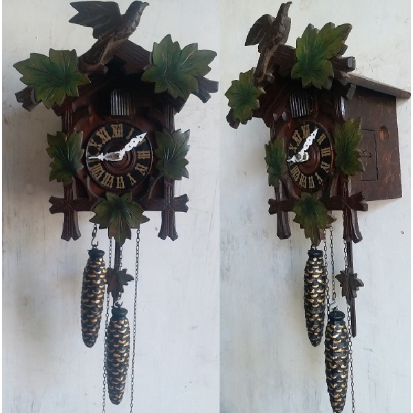 Jam dinding kikuk kerek bandul  antik bahan kayu yang di buat Di Germany