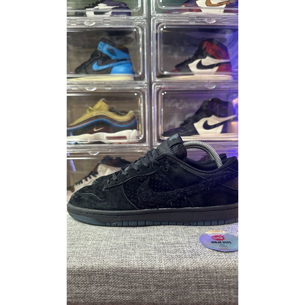 DUNK LOW X UNDEFEATED SP BLACK , SEPATU , SHOES , SNEAKERS