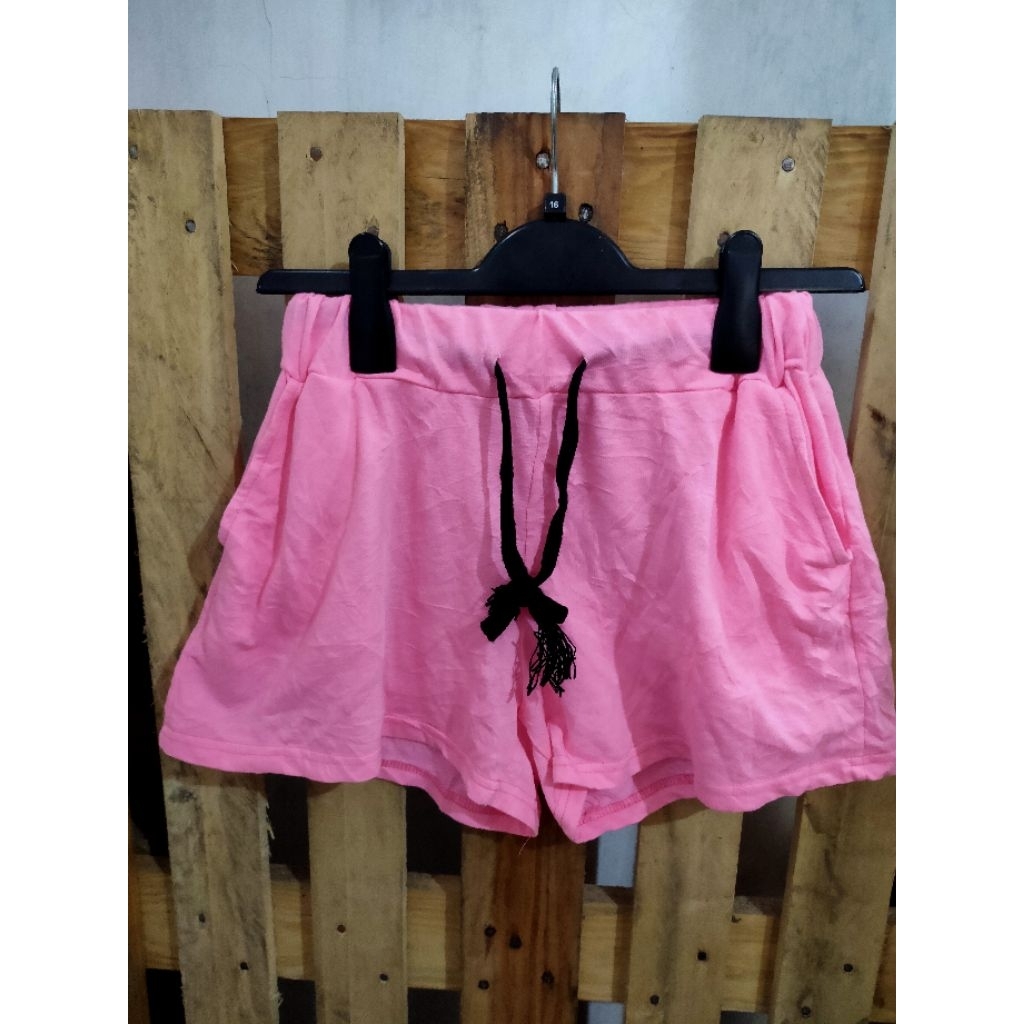 Celana Pendek Wanita Bekas Pakai