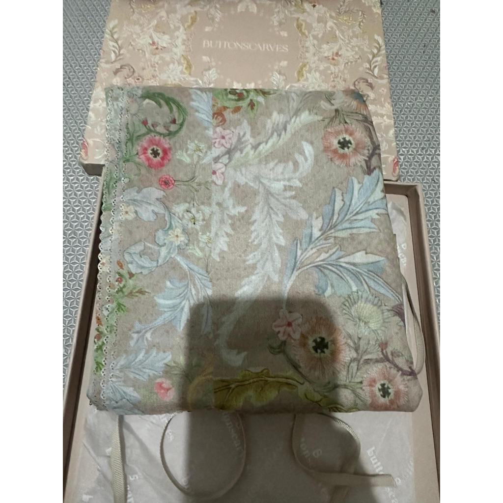 BUTTONSCARVES ROYAL GRANDEUR sand stone