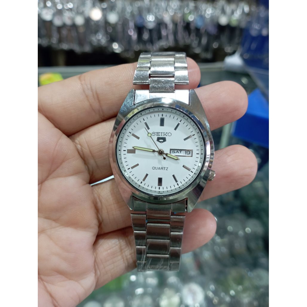 seiko 5 quartz stenlis steel tanggal hari