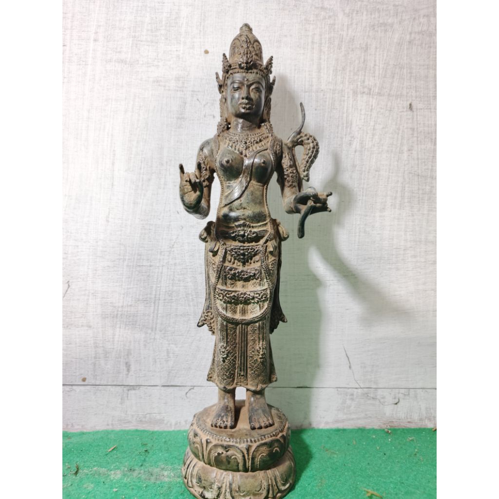patung dewi sri antik