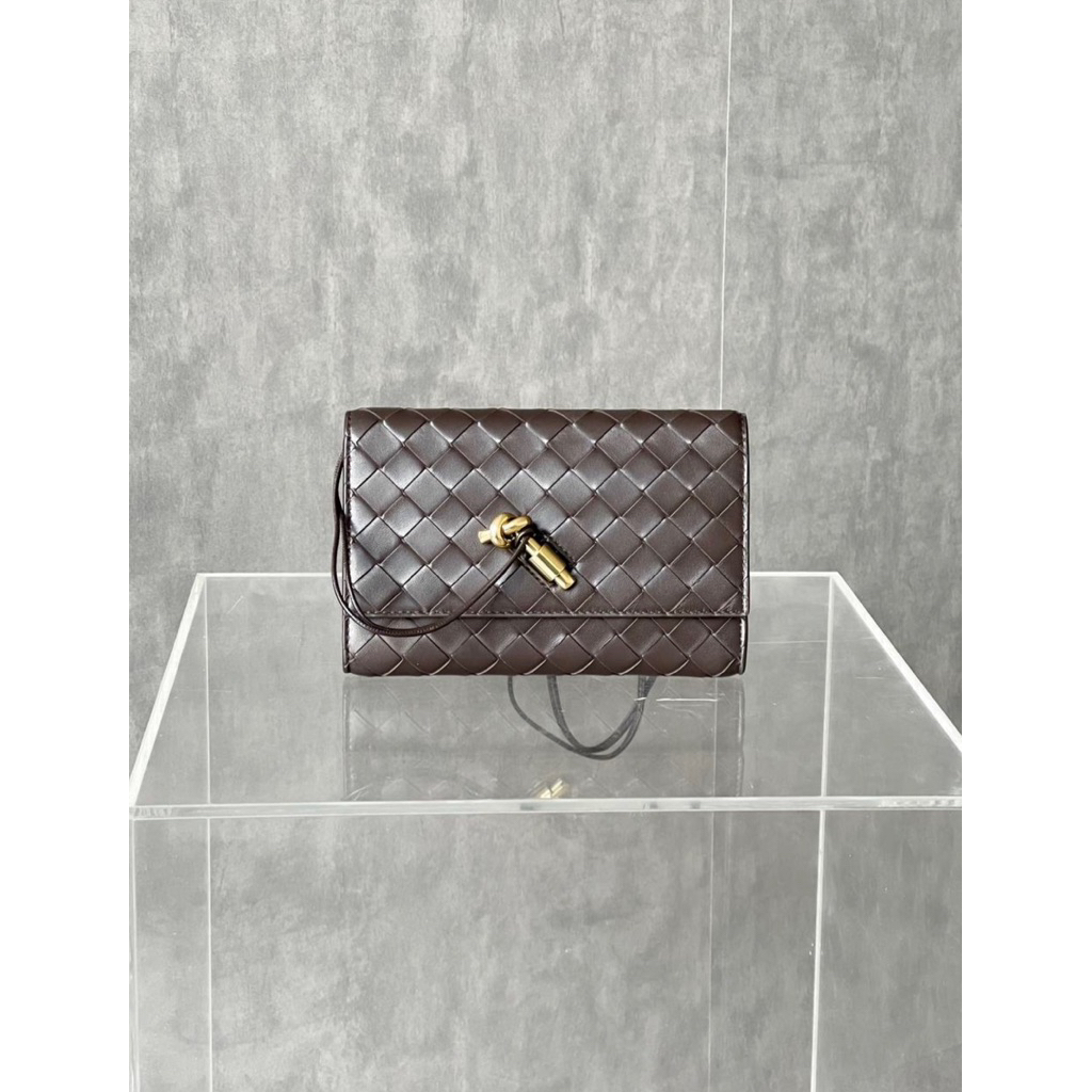 Preloved Bottega Veneta Andiamo Pouch Signature Knot with Strap Fondant