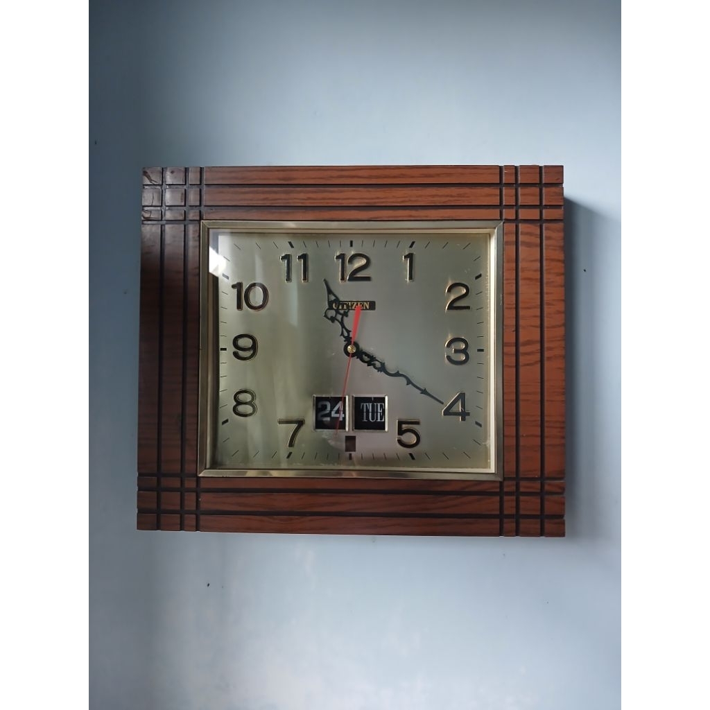 Jam dinding Transistor Citizen Daydate