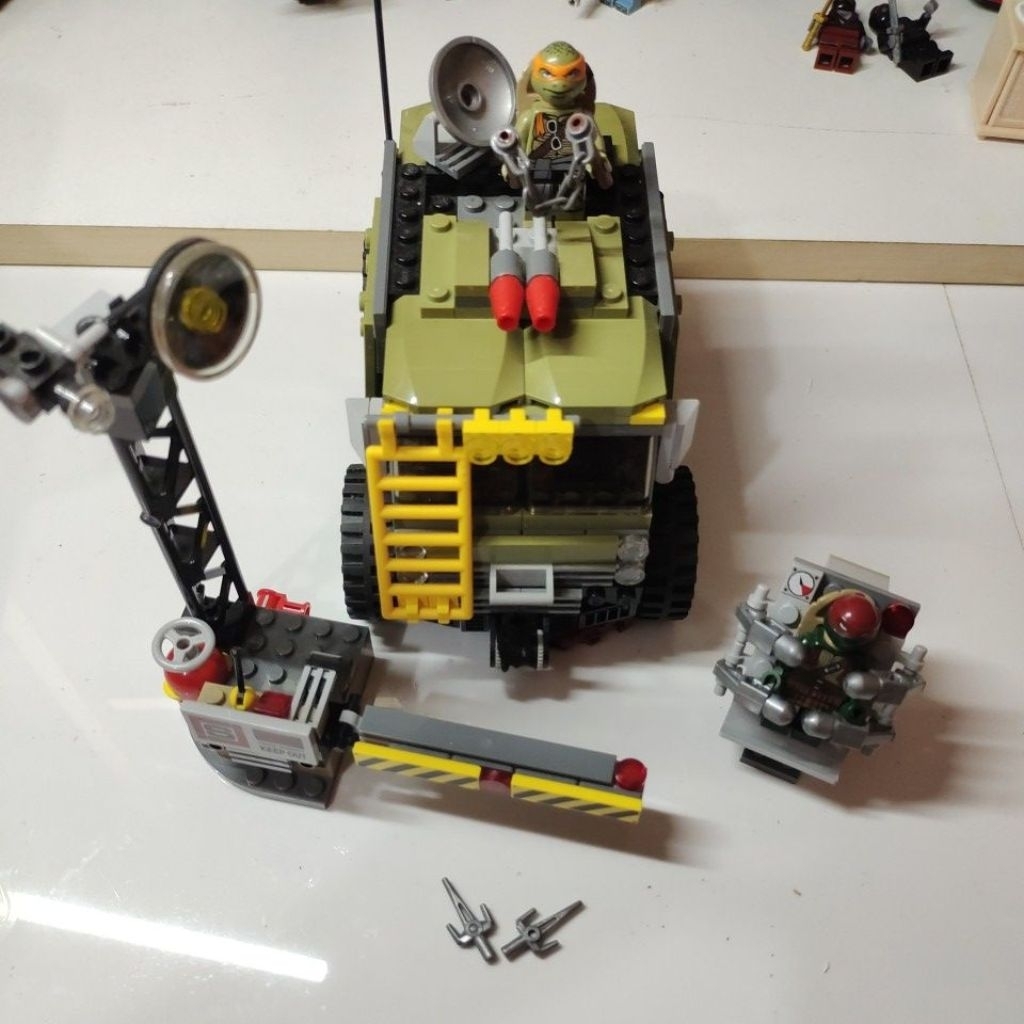 LEGO Ninja Turtles 79115 Turtle Van Takedown Building Set