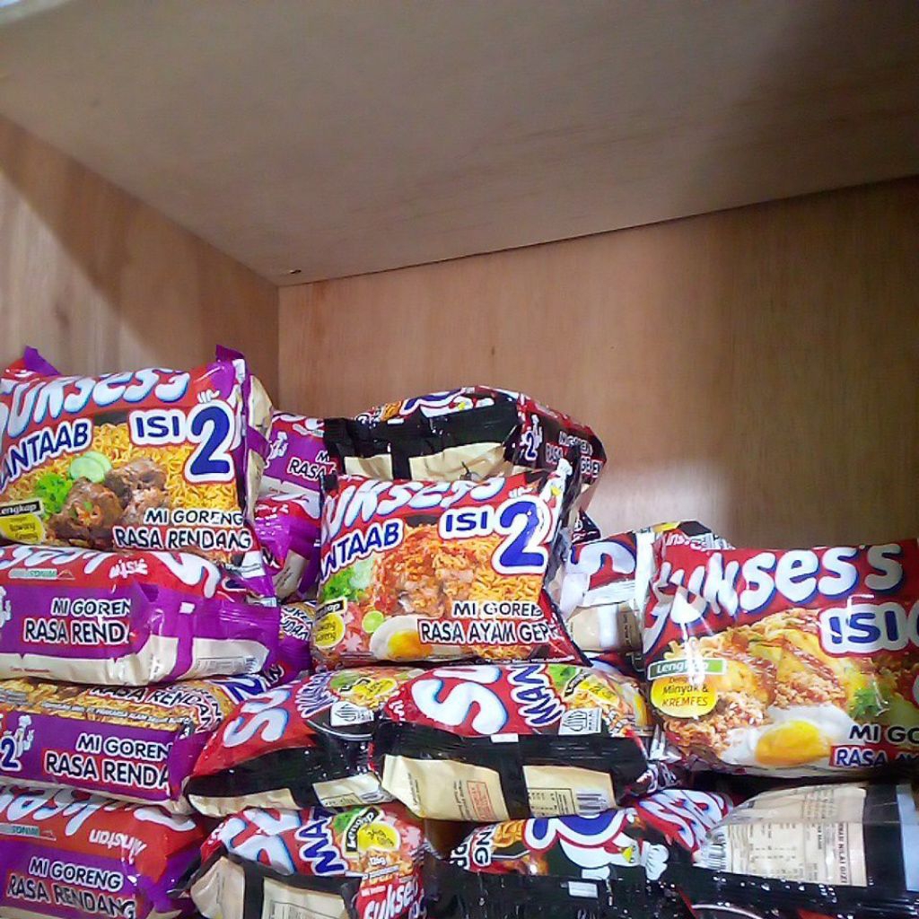 mie sukses isi 2 goreng rendang,Aceh,geprek,kremes,kecap