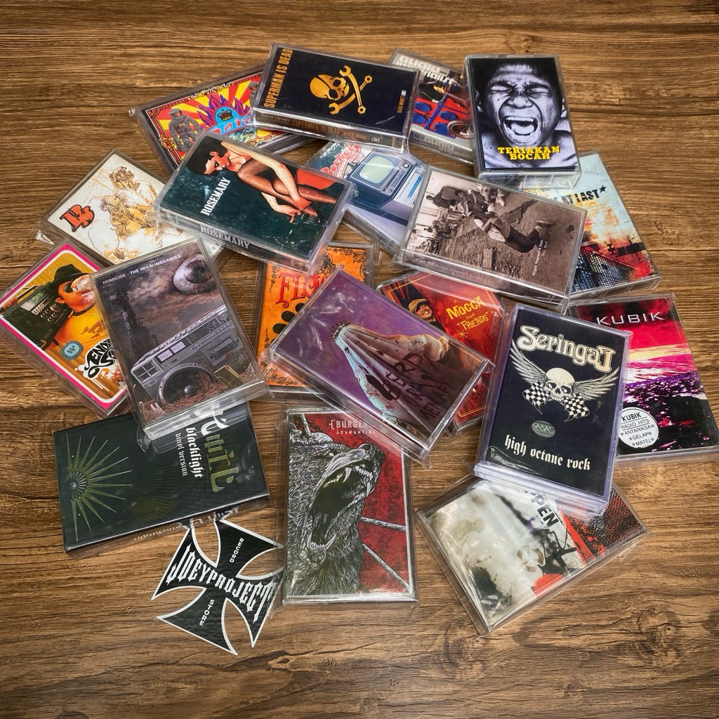 variasi kaset band indie seringai, burgerkill, homicide, koil, feast, puppen dll