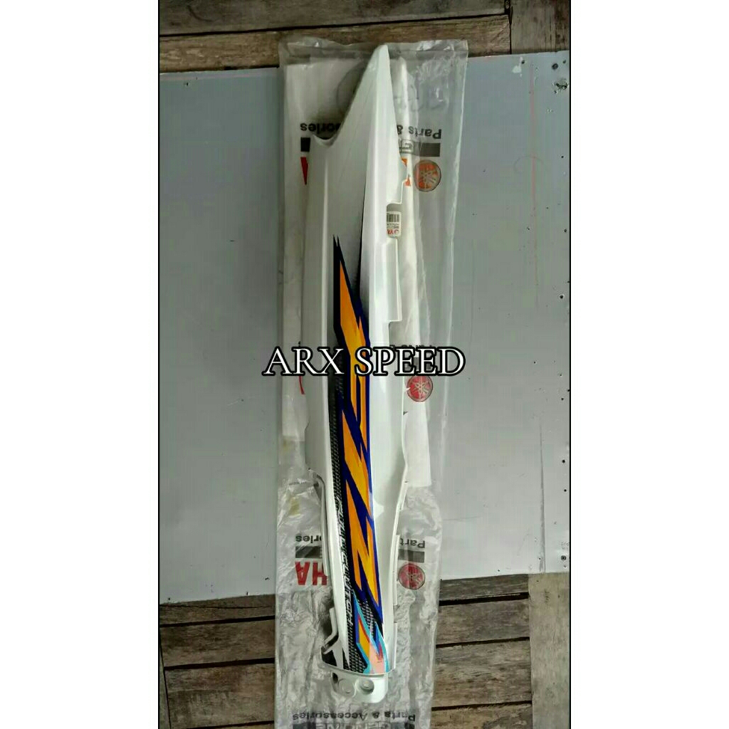 cover body bodi belakang kanan f1zr fizr 2004 putih kanan original