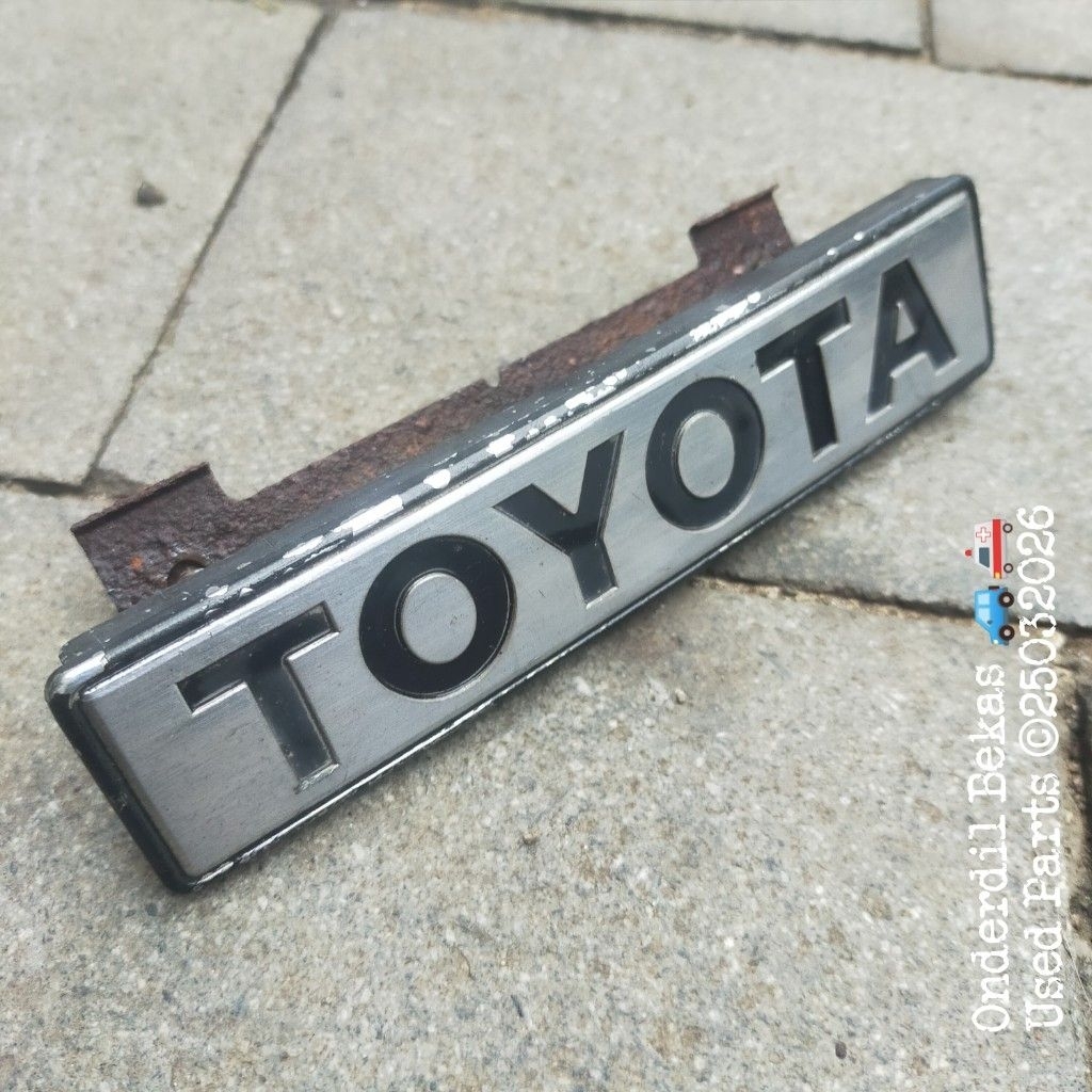 emblem grill Toyota Corona TT 132
