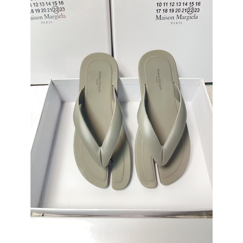 Maison Margiela MM6 Minimalist and Versatile Tabi Flip-Flops for Couples, Split-Toe Sandals  Sizes: 
