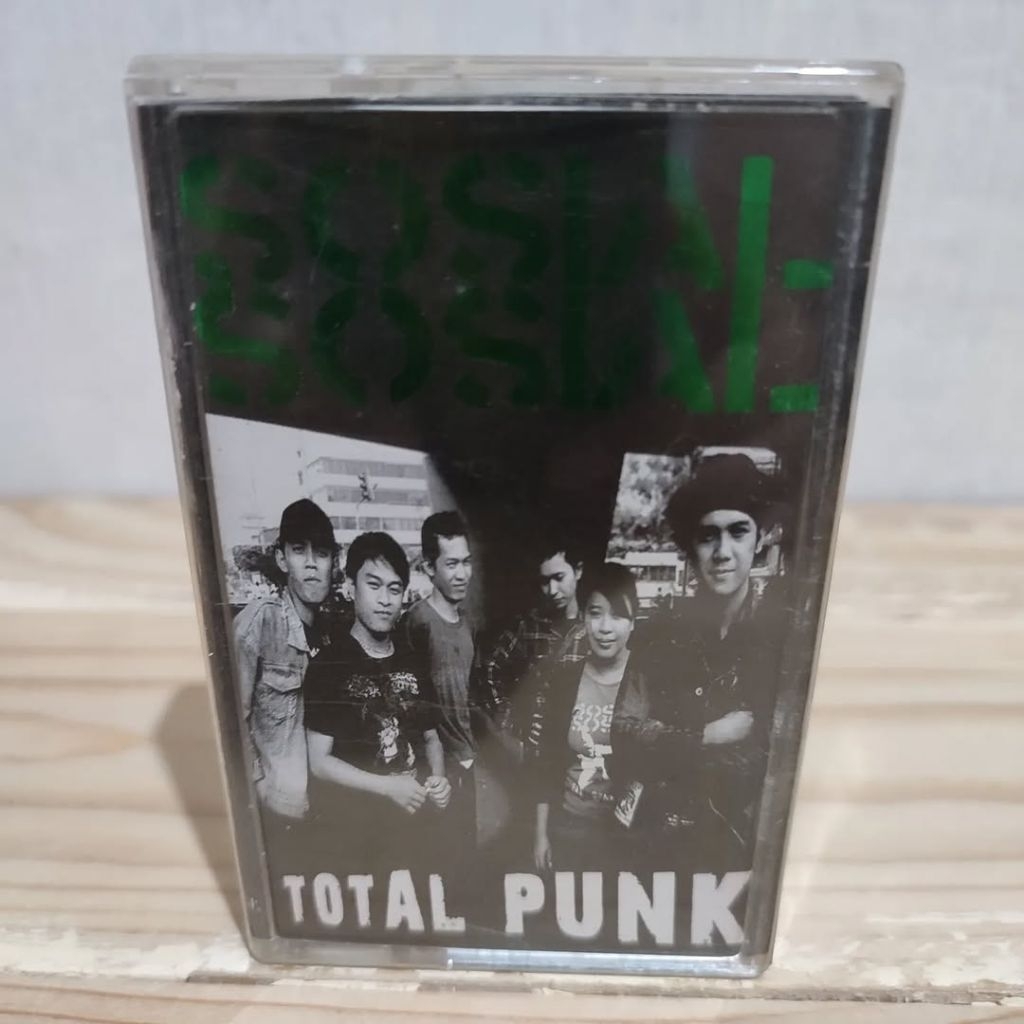 Kaset SOSIAL SOSIAL - Total Punk (Ada Tanda Tangan Vokalisnya)