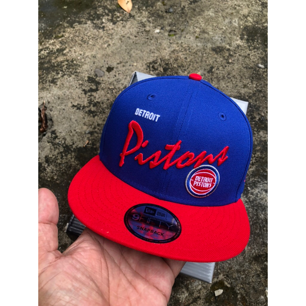 Topi Original New Era 9Fifty NBA Vintage Script Detroit Pistons Men’s Snapback Cap - Majestic Blue